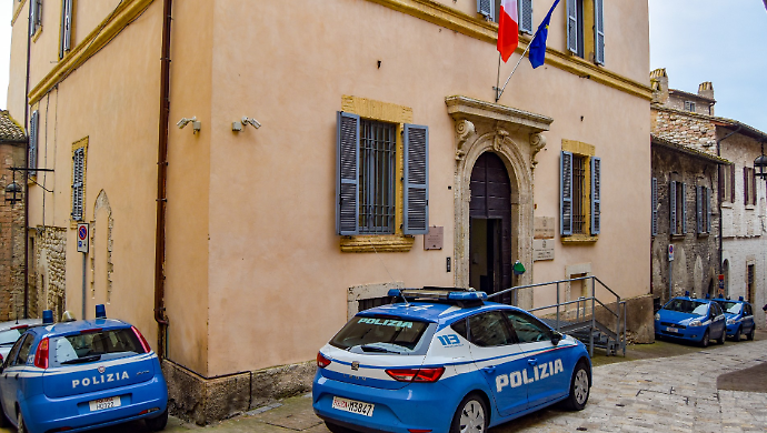 Si barricano in una stanza per chiamare la polizia: arrestata una 28enne che minacciava i familiari di morte