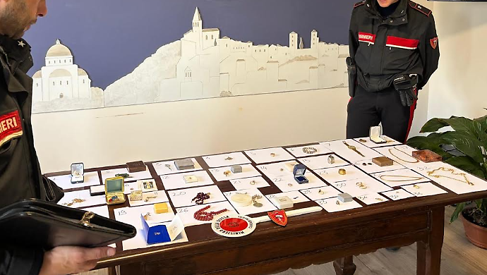 Truffa un'anziana facendosi consegnare 15mila euro di gioielli: arrestato 34enne