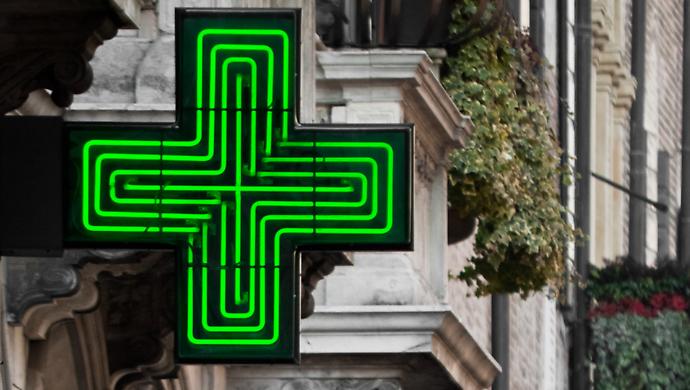 Rapina una farmacia a volto coperto e armato di forbici: poi la fuga con l'incasso