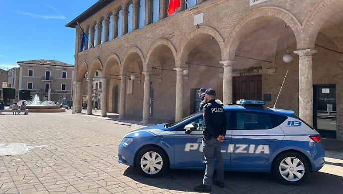 Prende a calci il portone di casa della madre violando il divieto di avvicinamento: arrestata una 29enne