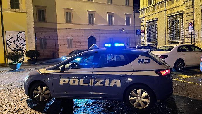 Molesta i clienti di un locale del centro e si scaglia contro la polizia: denunciato un 49enne