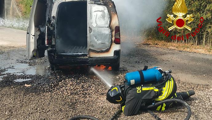 Furgone in fiamme a Orvieto: l'autista tenta di spegnerlo con l'estintore. L'intervento dei vigili del fuoco
