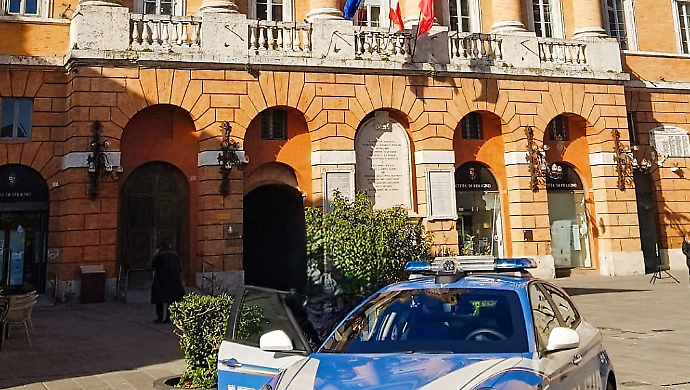 Spaccia in zona Ponte San Magno, vede la polizia e prova a ingoiare la cocaina: arrestato 18enne