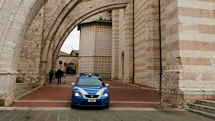 Si finge sordomuto e chiede soldi ai turisti vicino alla Basilica di Santa Chiara: denunciato 31enne
