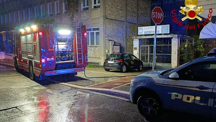 Prende fuoco nella notte un'auto parcheggiata in centro a Terni: intervengono i vigili del fuoco