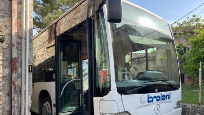 Tentato femminicidio a Stroncone, il racconto choc dell&rsquo;autista del bus: &ldquo;Si &egrave; alzato e ha iniziato a colpirla&rdquo;