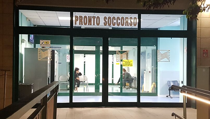 Calci e pugni agli infermieri mentre era in ambulanza: arrestato 23enne