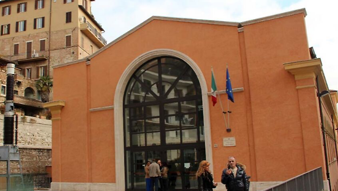 Perugia, danneggiamenti e furti nelle auto: 25enne sottoposto a misura cautelare