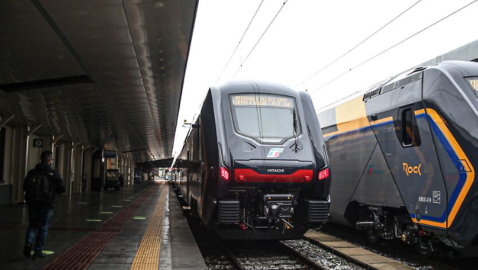 Lite a bordo del treno, la polizia lo trova con una lametta nella cover del telefono e un attrezzo rubato: denunciato 19enne
