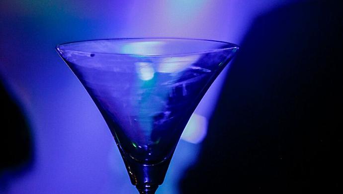 Alcol fuori orario, chiusura per un bar: sanzioni per 13 mila euro