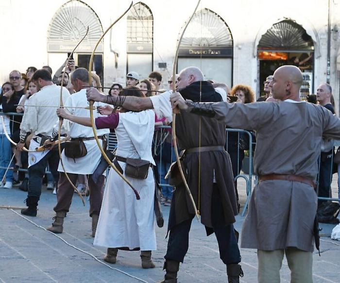 Perugia 1416, il tiro con l'arco e l'ingresso di Braccio Fortebracci: le foto della prima giornata 