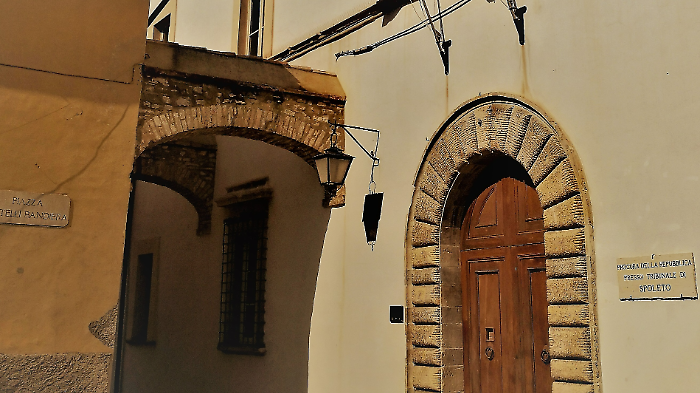 Aggressione a spoletina, s'indaga anche per rapina