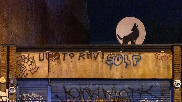 Banksy, nuova opera rubata dopo solo un'ora. Era un lupo raffigurato su una parabola satellitare di Londra