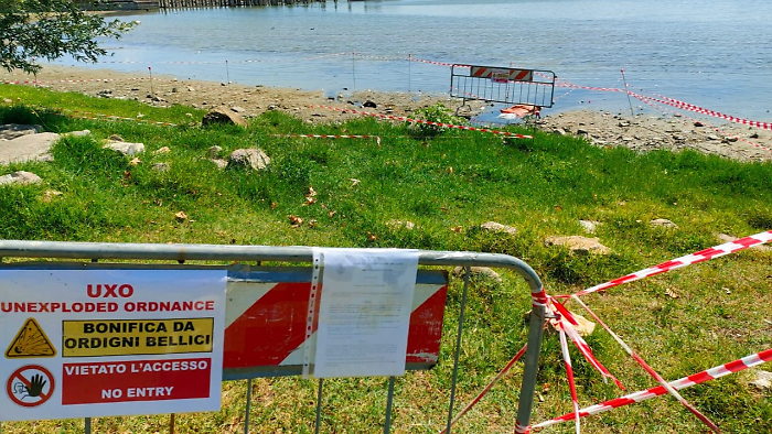 Castiglione del Lago, il livello del Trasimeno cala: emersi 10 ordigni della seconda guerra mondiale nel lido comunale