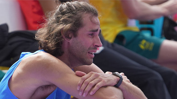 Olimpiadi, altra colica renale per Gianmarco Tamberi a poche ore dalla finale: "E' tutto finito". Ma scenderà in pedana
