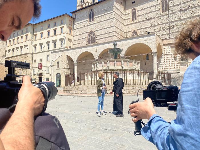 In cammino in Umbria, viaggio dell’anima con padre Enzo Fortunato e Giulia Nannini su Rai 3. Arte e natura tra Perugia, Assisi e Spello