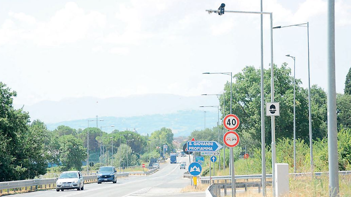 Foligno, due nuovi autovelox installati sulla Flaminia. Multa per chi non rispetterà il limite dei 70 km/h. Ecco dove
