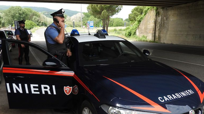 Città di Castello, ruba prosciutti e attrezzi da lavoro e li nasconde nel garage della mamma. Tifernate denunciato