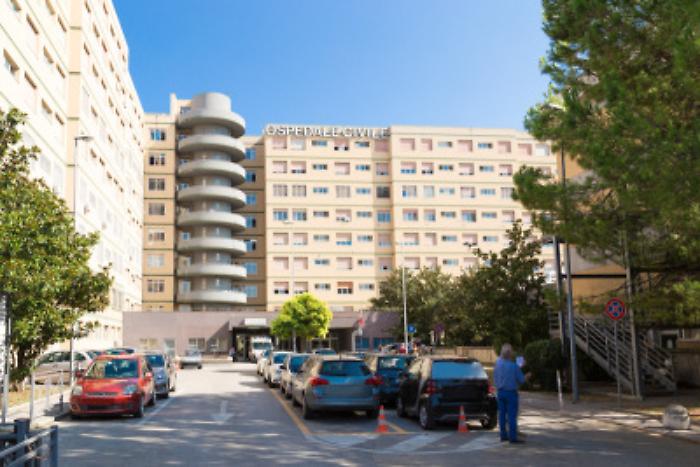 Perugia, bimba di 11 mesi rischia di annegare nella vasca da bagno. Ricoverata in gravi condizioni a Pescara