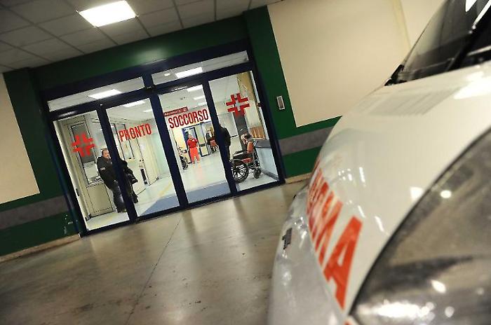 Perugia, spacca l'ingresso di un hotel e aggredisce il portiere a calci e pugni: vittima in ospedale. Denunciato 23enne