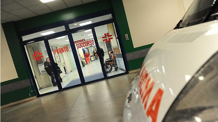 Perugia, picchia il padre al pronto soccorso dopo l'incidente: schiaffi e testata. Poi aggredisce i carabinieri. Denunciato
