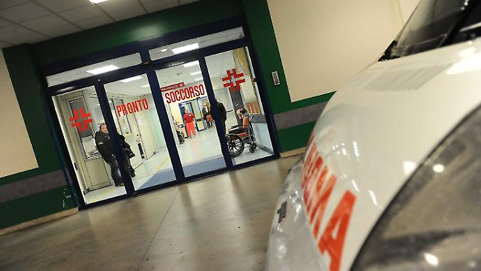 Perugia, picchia il padre al pronto soccorso dopo l'incidente: schiaffi e testata. Poi aggredisce i carabinieri. Denunciato