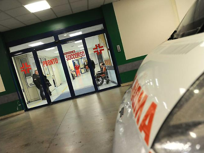 Perugia, picchia il padre al pronto soccorso dopo l'incidente: schiaffi e testata. Poi aggredisce i carabinieri. Denunciato