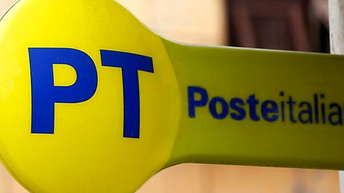 Umbria, Poste Italiane licenzia il portalettere che ha gettato la corrispondenza di Umbertide nel cassonetto dei rifiuti