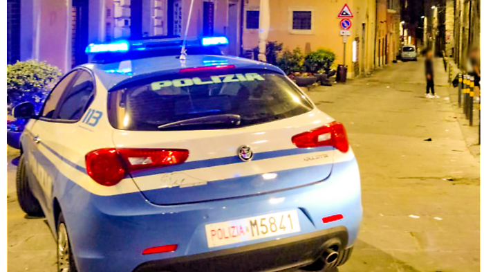 Perugia, afferra una tavola di legno e ferisce un poliziotto: albanese ubriaco fermato con lo spray urticante 
