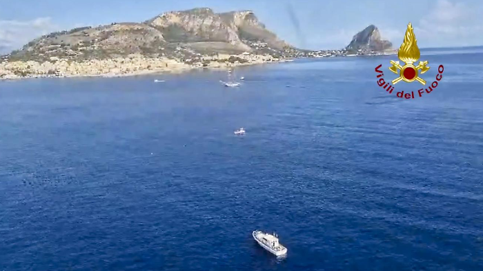 Burrasaca, affonda uno yacht con 22 persone a bordo: 7 i dispersi, 15 le persone tratte in salvo