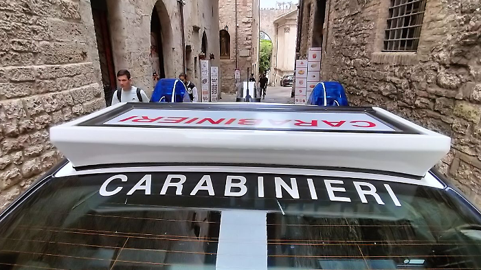Magione, guidava auto rubata con altri due a bordo: i tre sono stati denunciati per ricettazione e possesso di droga ai fini di spaccio 
