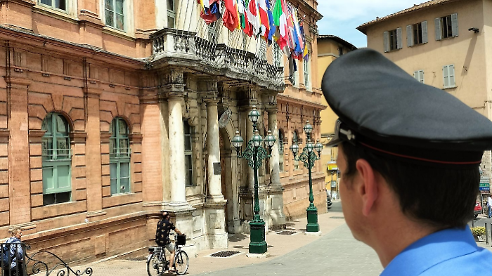 Perugia, sorpreso in piazza Grimana con la droga: sequestrati 50 grammi di hashish. Arrestato uomo di 31 anni