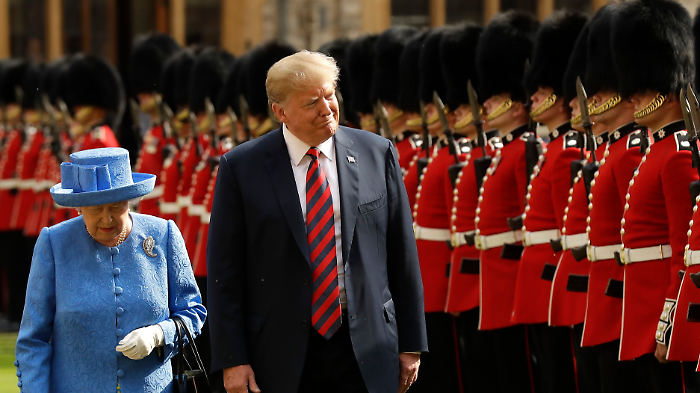 "Donald Trump fu un maleducato". Il pensiero della Regina Elisabetta svelato nell'ultima biografia. Quando il presidente Usa le toccò la schiena