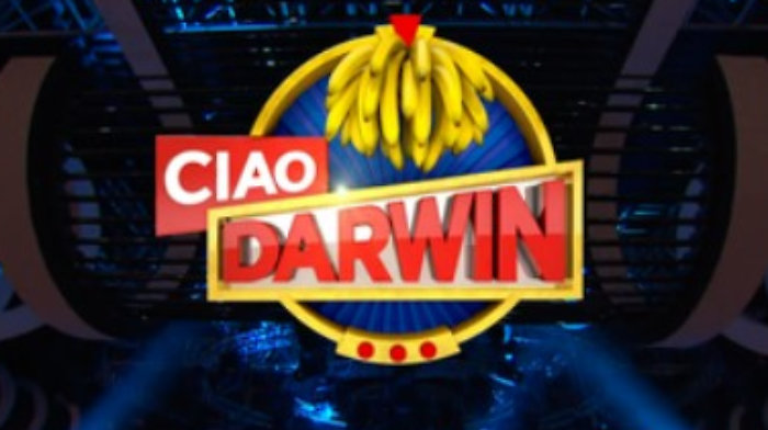 Ciao Darwin,  la sfida tra teen e milf nella replica della puntata della 9° edizione del programma condotto dalla coppia Bonolis-Laurenti