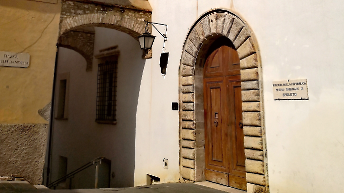 Trovato morto in casa a 98 anni a Spoleto. Giallo sul decesso. Un mese prima colpito da un cazzotto. Aperto un fascicolo