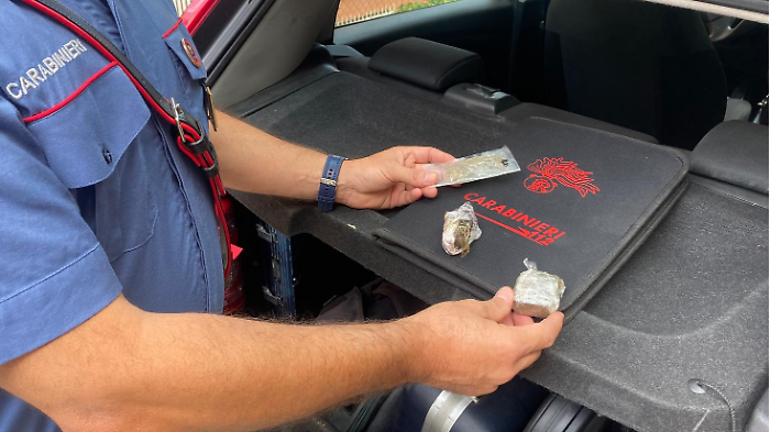 Fossato di Vico, droga nel borsello: al bar con cocaina, spinelli e hashish. Sessantenne del posto denunciato