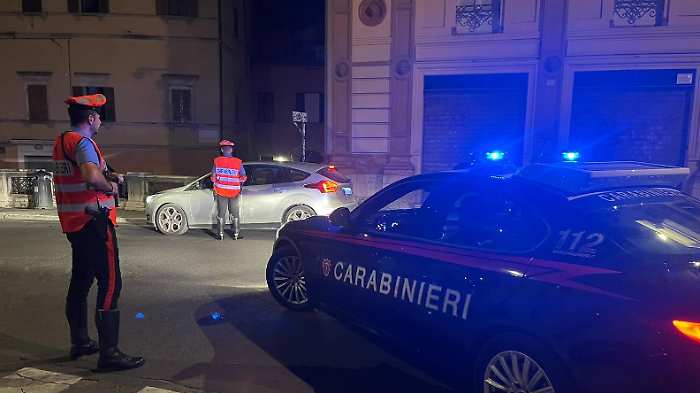 Perugia, rapine armati di coltello e ascia, spaccio di droga, minacce e aggressioni. Terrorizzavano piazza Grimana: 2 arresti