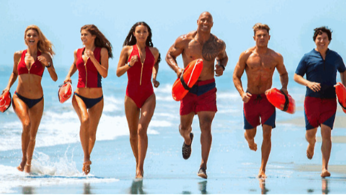 Baywatch stasera in tv venerdì 23 agosto su Italia Uno: trama e curiosità del film con Dwayne Johnson e Zac Efron