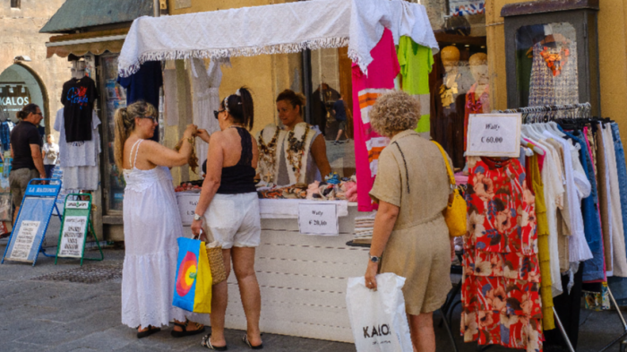 Perugia, torna lo Sbaracco in centro storico: il saldo dei saldi sull'abbigliamento per prezzi super scontati. Ecco quando