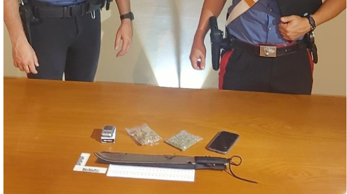 Perugia, nello zaino droga e un machete: 18enne arrestato dai carabinieri 
