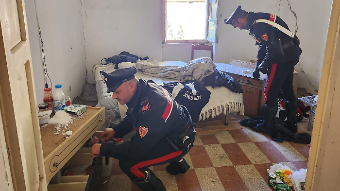 Terni, nascondeva droga in un capannone abbandonato che usava come casa: sequestrata cocaina e hashish. Arrestato 29enne