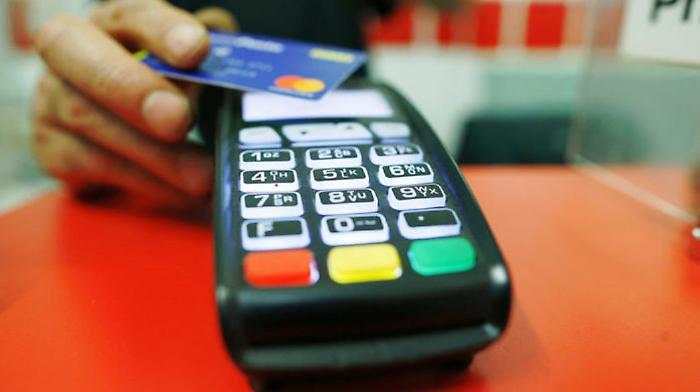 Perugia, ruba carte bancomat e va in gioielleria per fare acquisti: arrestata peruviana di 25 anni 