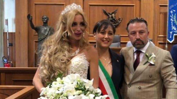 La trans Manuela Berretti attacca la sinistra: "Aprite più gli occhi e meno la bocca, ve lo dice chi è sposata col Mussolini"