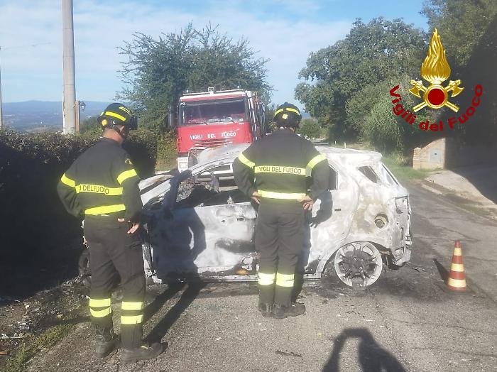 L'auto bruciata, incidente mortale a Calvi dell'Umbria