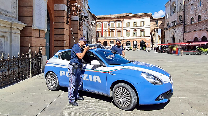 Foligno, minaccia di morte il padre con un grosso coltello da cucina e lo picchia dopo una lite per futili motivi. Denunciato 23enne 