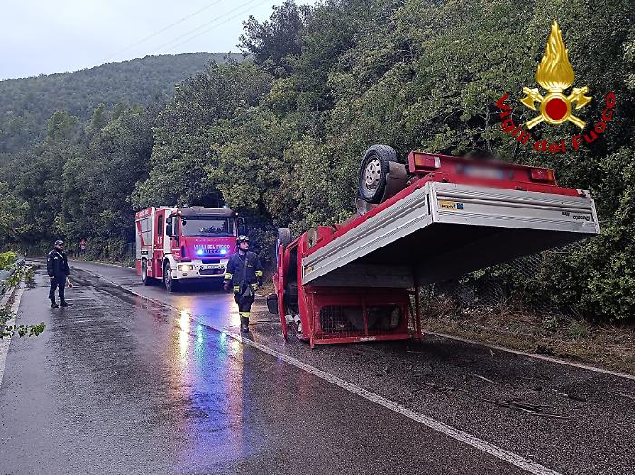 Terni, incidente stradale lungo la ss79: si ribalta autonomamente con l'autocarro