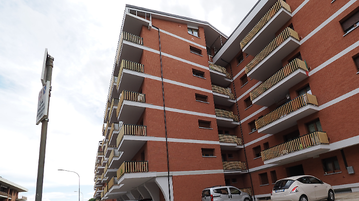Morta una donna di 33 anni caduta da un palazzo a Perugia. La tragedia dopo la lite con il convivente: indaga la procura