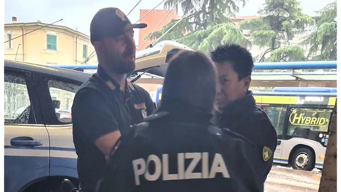 Terni, bivacchi nell'area gazometri ex-Camuzzi: controlli straordinari della  polizia 