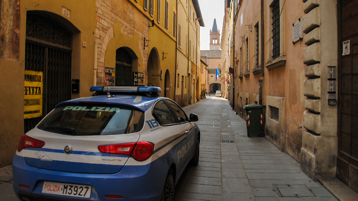 Foligno, ruba durante l'orario di lavoro nel supermercato dove è impiegato. 40enne denunciato per furto aggravato