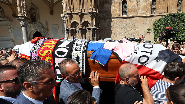 Morto Totò Schillaci, i funerali nella Cattedrale di Palermo tra cori, applausi e striscioni: feretro ricoperto di sciarpe